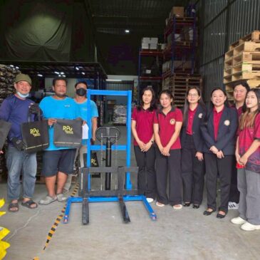 นิสิตสาขาวิชาการจัดการโลจิสติกส์และซัพพลายเชน ได้นำเสนอและทดลองใช้งานผลงานนวัตกรรมการวิจัยโลจิสติกส์และซัพพลายเชน ซึ่งได้พัฒนา “รถยกพาเลทปรับขนาดได้ (Adjustable Pallet Lifter)”